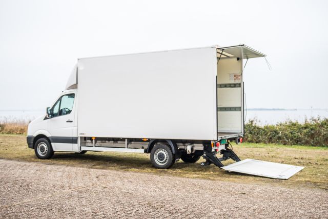 Wilt u een bakwagen met een laadlift huren? | MBautoverhuur